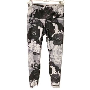 Playground Size‎ Medium Black White Roses Print Pull On Athletic Leggings